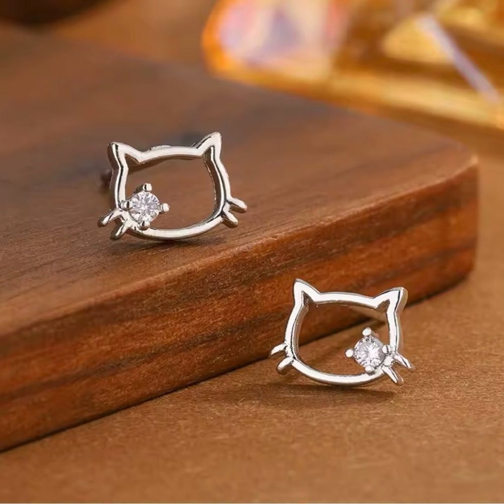 The dainty kitty earrings in 925
